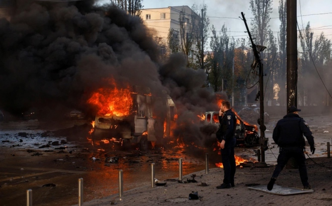 Xe ô tô bốc cháy sau vụ tấn công tên lửa của Nga vào Kiev. Ảnh: Reuters