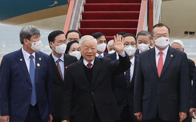 Tổng bí thư Nguyễn Phú Trọng vẫy chào đại biểu Trung Quốc và cán bộ Đại sứ quán Việt Nam ra đón tại sân bay quốc tế Bắc Kinh.