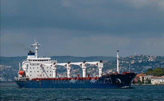 Tàu chở ngũ cốc từ Ukraine di chuyển dọc Eo biển Bosphorus ở Istanbul, Thổ Nhĩ Kỳ, ngày 3/8/2022. Ảnh: AFP/TTXVN