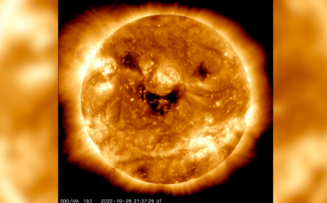 Bức ảnh chụp Mặt trời trông như đang cười. (Ảnh: NASA)