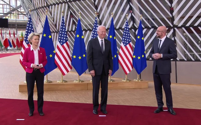 Tổng thống Mỹ Biden (giữa) trong một cuộc gặp với những quan chức hàng đầu EU. Ảnh: BT