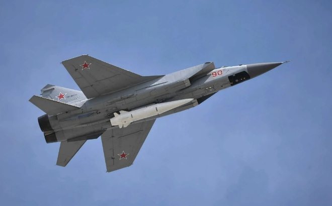 Tên lửa siêu thanh Kinzhal gắn dưới bụng máy bay tiêm kích MiG-31. Ảnh: Eurasiantimes.com