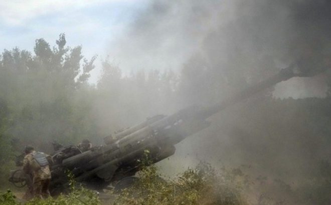 Binh sỹ Ukraine khai hỏa lựu pháo M777. Ảnh: AP