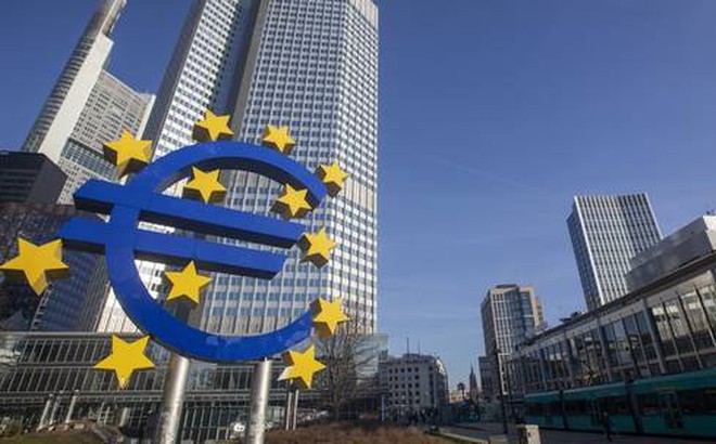 Biểu tượng đồng euro trước tòa nhà trụ sở chính của Ngân hàng Trung ương Châu Âu (ECB) ở Frankfurt, Đức. Ảnh: AFP