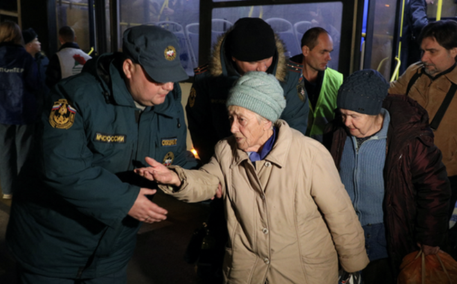 Cư dân tại vùng Kherson sơ tán khỏi khu vực này, về tới Crimea ngày 10-11 - Ảnh: REUTERS