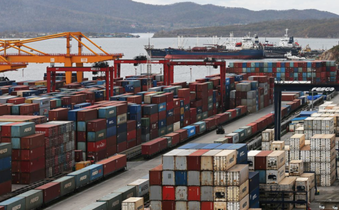 Cảng hàng hóa ở thành phố Vladivostok, Nga - Ảnh: REUTERS