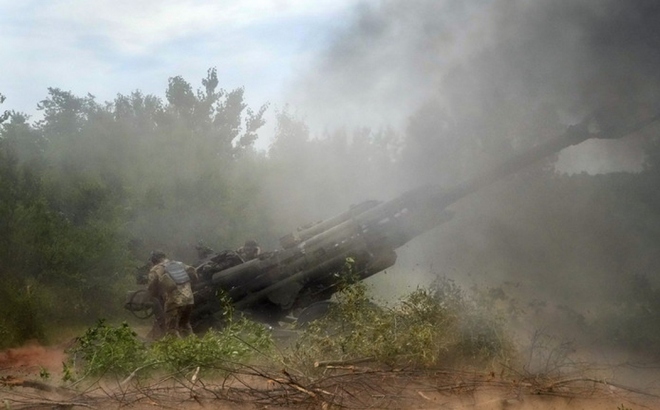 Binh sỹ Ukraine khai hỏa lựu pháo M777 do Mỹ cung cấp. Ảnh: AP