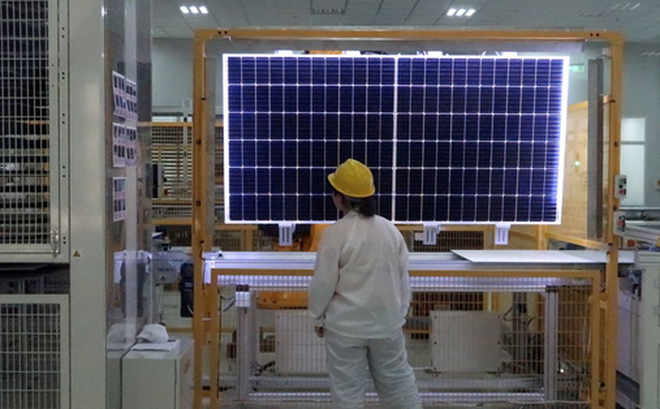 Một công nhân kiểm tra chất lượng tấm pin năng lượng mặt trời tại nhà máy của LONGi Green Technology ở thành phố Tây An, tỉnh Thiểm Tây, Trung Quốc - Ảnh: REUTERS