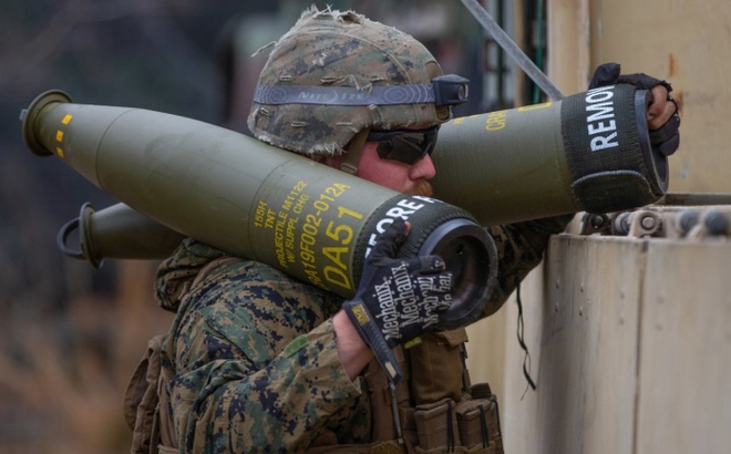 Hình ảnh binh sĩ Mỹ vác đạn pháo 155 mm trong cuộc diễn tập hồi tháng 3/2022. (Ảnh: USMC).