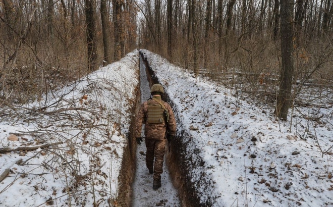 Binh lính Ukraine đi dọc một con hào ở Avdiivka, khu vực Donetsk. Ảnh: Reuters