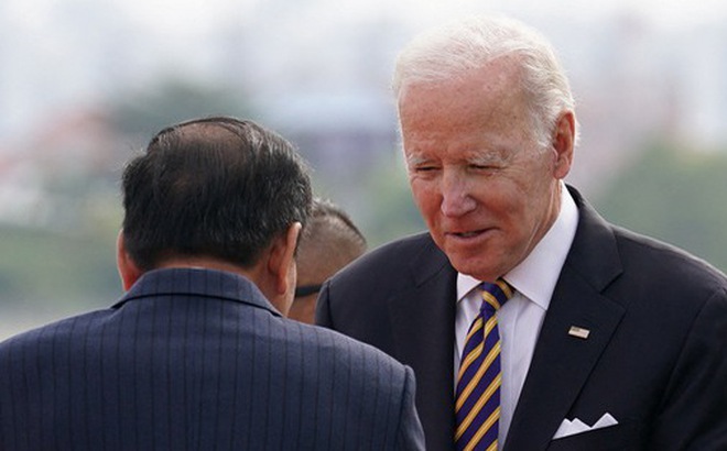 Tổng thống Mỹ Joe Biden đến Phnom Penh (Campuchia) ngày 12-11 - Ảnh: REUTERS