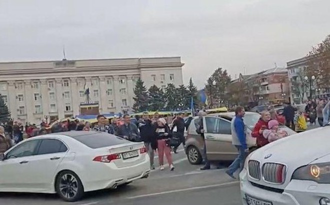 Người dân ăn mừng tại quảng trường trung tâm Kherson hôm 11/11. Ảnh: Reuters