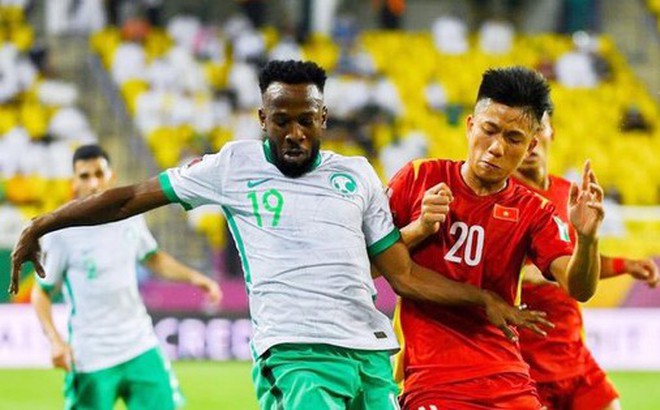 Al-Muwallad (trái) trong trận gặp Việt Nam tại vòng loại World Cup