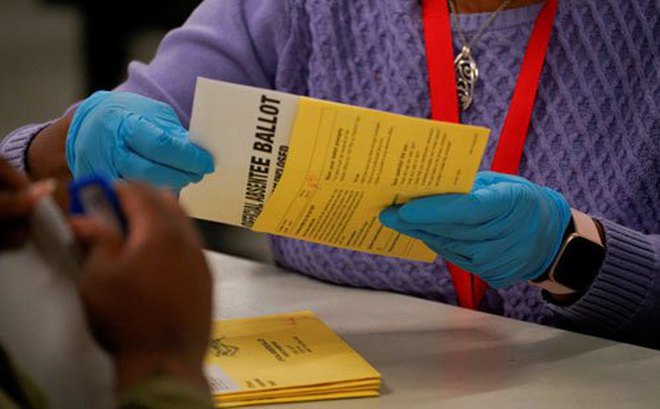 Kiểm phiếu tại TP Marietta, hạt Cobb của bang Georgia hôm 8-11 Ảnh: REUTERS