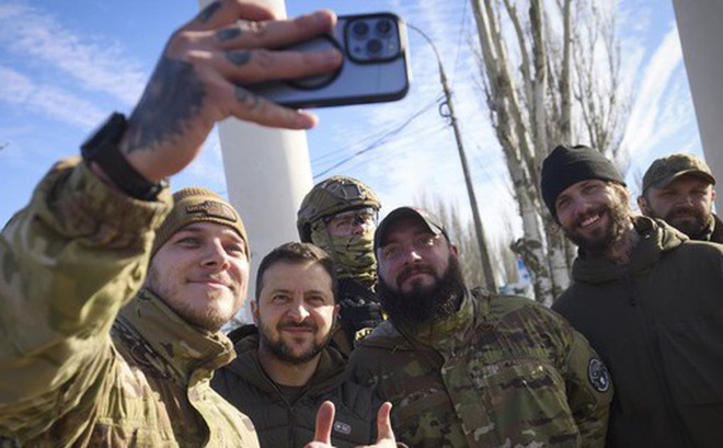 Tổng thống Nga Volodymyr Zelensky (giữa) chụp ảnh với binh sĩ khi ông đến thành phố Kherson ngày 14-11 - Ảnh: AP/Phòng báo chí Tổng thống Ukraine