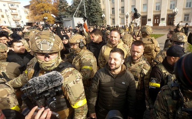 Tổng thống Ukraine Volodymyr Zelensky tới trung tâm thành phố Kherson, ngày 14-11 - Ảnh: REUTERS