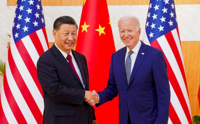 Tổng thống Mỹ Joe Biden và Chủ tịch Trung Quốc Tập Cận Bình bắt tay nhau tại Indonesia. (Ảnh: Xinhua)