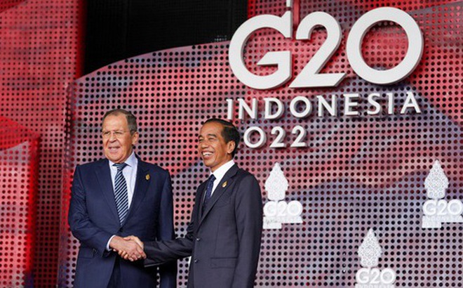 Tổng thống Widodo (phải) đón và bắt tay với Ngoại trưởng Nga Sergei Lavrov đại diện cho Tổng thống Vladimir Putin đến phiên khai mạc hội nghị G20 sáng 15-11 - Ảnh: REUTERS