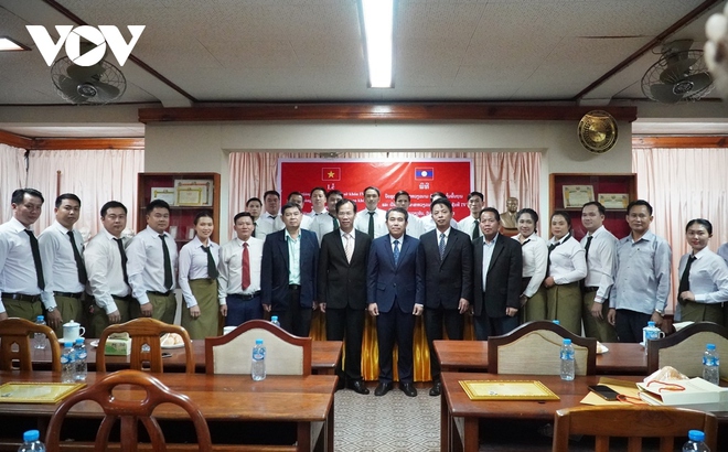 Đại diện Tổng cục An ninh Lào, Đại sứ quán và Cơ quan đại diện Bộ Công an Việt Nam tại Lào chụp ảnh lưu niệm với các học viên tại Lễ bế giảng lớp học tiếng Việt cơ sở khóa IV, giai đoạn 1.