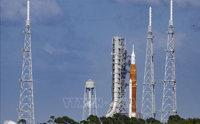 Tên lửa đẩy đưa tàu vũ trụ Orion lên Mặt Trăng trong sứ mệnh Artemis 1 tại bệ phóng ở trung tâm vũ trụ Kennedy thuộc Cape Canaveral, bang Florida (Mỹ) ngày 24/9/2022. Ảnh tư liệu: AFP/TTXVN