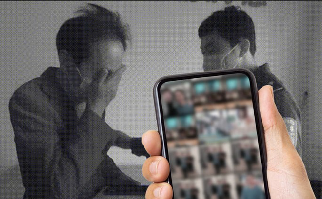 Ông Wang bật khóc khi nhờ cảnh sát giúp đỡ tìm chiếc điện thoại bị mất có chứa hơn 200 tấm ảnh về người vợ quá cố. Ảnh: South China Morning Post