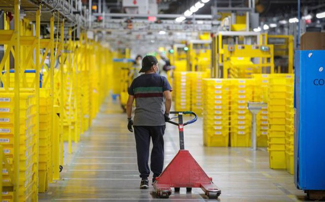 Bên trong một trung tâm phân phối của hãng Amazon tại bang New York - Mỹ. Ảnh: Reuters