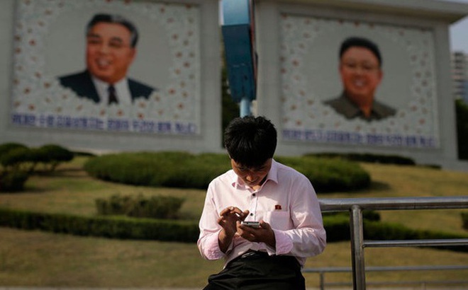 Một người đàn ông đang sử dụng điện thoại thông minh tại thủ đô Bình Nhưỡng, Triều Tiên - Ảnh: AP