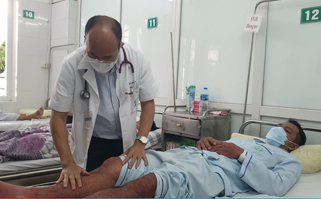 Điều trị cho bệnh nhân sốt xuất huyết tại Bệnh viện Bạch Mai.