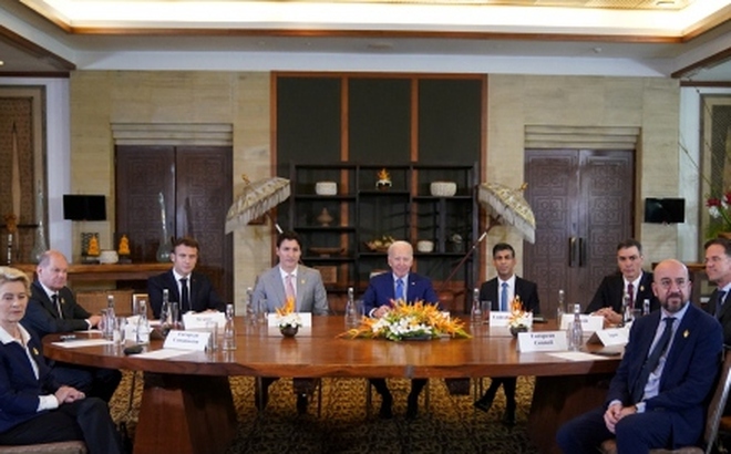 Tổng thống Biden và các nhà lãnh đạo tại cuộc họp khẩn ở Bali ngày 16/11. Ảnh: Reuters