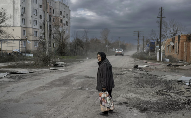 Người dân ở làng Arkhanhelske, ngoại ô Kherson, ngày 3/11/2022. Ảnh: DW
