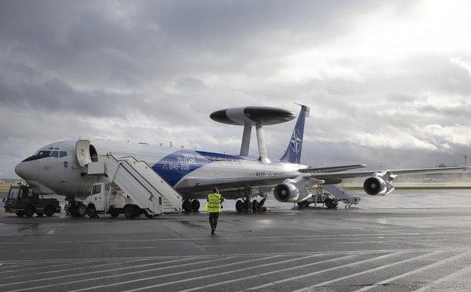 Một chiếc máy bay AWACS của NATO đậu trên đường băng tại sân bay quân sự Melsbroek ở Melsbroek, Bỉ.