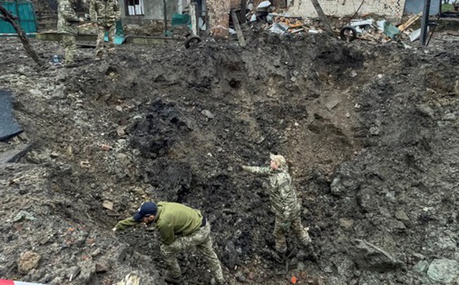 Một hố tên lửa ở thành phố Lviv của Ukraine ngày 16-11 - Ảnh: REUTERS