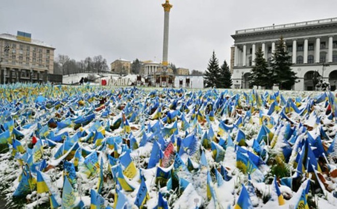 Ảnh chụp ngày 17-11 cho thấy những lá cờ Ukraine tại quảng trường Độc Lập ở Kiev - tượng trưng cho cái chết của những người lính Ukraine trong cuộc xung đột - bị tuyết bao phủ - Ảnh: AFP