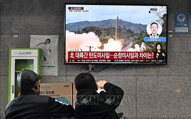 Người dân trên đảo Ulleungdo (Hàn Quốc) theo dõi qua truyền hình về vụ phóng tên lửa của Triều Tiên, ngày 9/11/2022. Ảnh minh họa: AFP/TTXVN