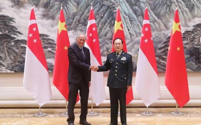 Bộ trưởng Quốc phòng Trung Quốc Ngụy Phượng Hòa và Bộ trưởng Quốc phòng Singapore Ng Eng Hen. Ảnh: Bộ Quốc phòng Trung Quốc.