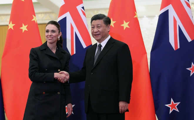 Thủ tướng New Zealand Jacinda Ardern và Chủ tịch Trung Quốc Tập Cận Bình. Ảnh: Reuters