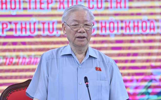 Tổng Bí thư Nguyễn Phú Trọng trao đổi với cử tri.