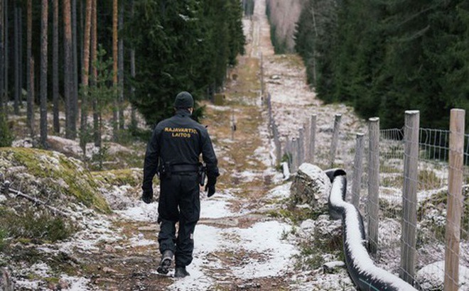 Sĩ quan biên phòng đi dọc khu vực biên giới giữa Phần Lan và Nga gần cửa khẩu Pelkola ở Imatra, Phần Lan ngày 18-11 - Ảnh: AFP