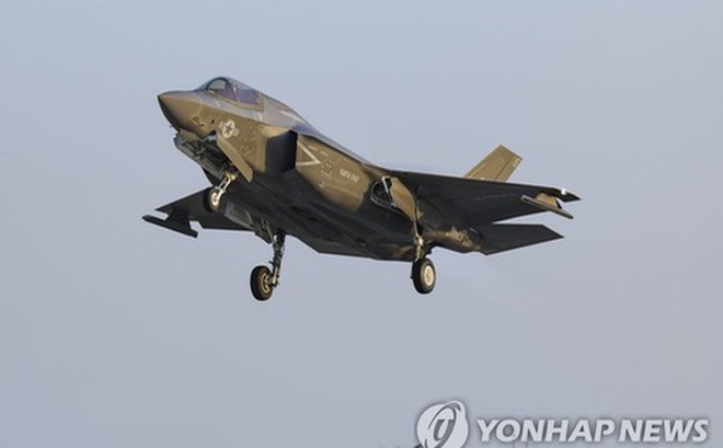 Một máy bay tiêm kích tàng hình F-35B của quân đội Mỹ cất cánh từ căn cứ không quân ở Gunsan, tỉnh Jeolla Bắc, bờ biển phía tây của Hàn Quốc, khi Hàn Quốc và Mỹ bắt đầu cuộc tập trận không quân chung. Ảnh này được Không quân Hàn Quốc công bố ngày 1-11-2022 - Ảnh: YONHAP