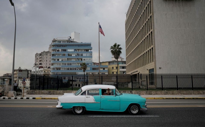 Một chiếc ô tô cổ băng qua Đại sứ quán Mỹ ở thủ đô La Habana, Cuba, ngày 30/10/2020. Ảnh: Reuters