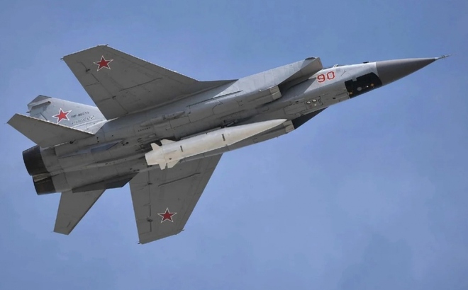 Tên lửa siêu thanh Kinzhal gắn ở bụng một máy bay tiêm kích MiG-31. Ảnh: Kremlin.