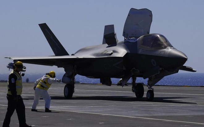 Máy bay F-35 trên tàu sân bay HMS Queen Elizabeth của Anh. Ảnh: AP