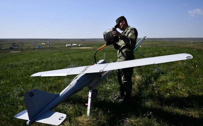 Binh sĩ Nga thử nghiệm máy bay trinh sát không người lái Orlan 10 tại trường bắn Chelyabinsk. Ảnh: Sputnik