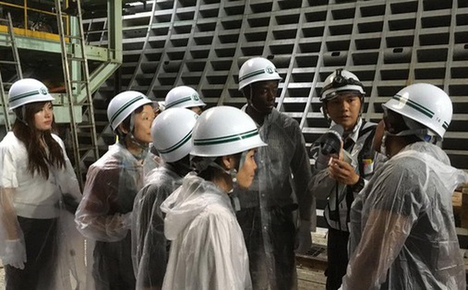 Kỹ sư Việt Nam làm việc cùng đồng nghiệp tại công trình hầm đô thị ở Yokoyama, Nhật Bản - Ảnh: LÊ LONG