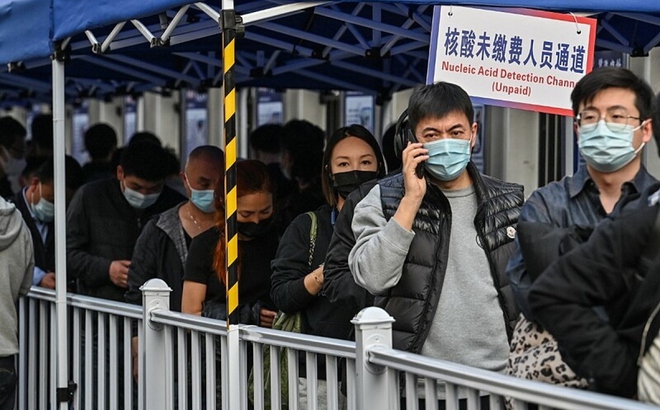 Người dân xếp hàng chờ xét nghiệm Covid-19 ở Thượng Hải, Trung Quốc. Ảnh minh họa: AFP.