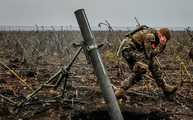 Một quân nhân Ukraine bắn súng cối trên tiền tuyến ở vùng Zaporizhzhia, Ukraine, ngày 16-11 - Ảnh: REUTERS