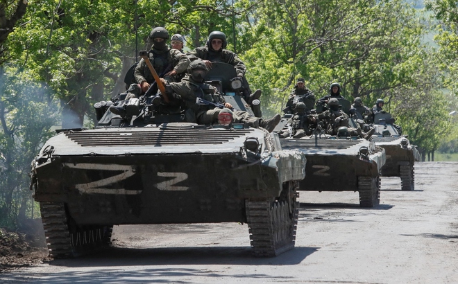 Xe tăng Nga di chuyển gần Mariupol tiến về hướng Donbass gần Donetsk ngày 20/5/2022. Ảnh: Reuters