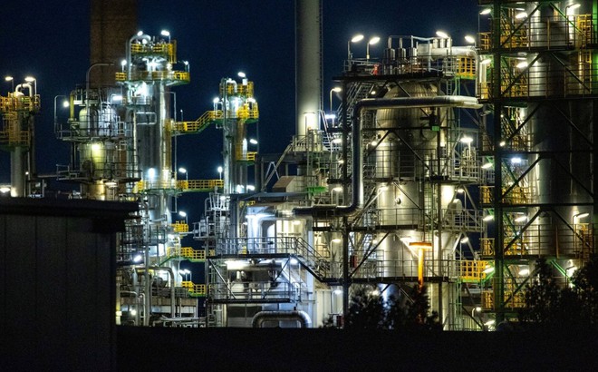 Nhà máy lọc dầu Schwedt phụ thuộc nhiều vào dầu thô của Nga. Ảnh: Bloomberg