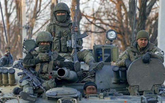 Binh sĩ Nga trên một chiếc xe tăng ở khu vực do phe ly khai kiểm soát tại quận Volnovakha, tỉnh Donetsk, miền Đông Ukraine. Ảnh: Anadolu Agency