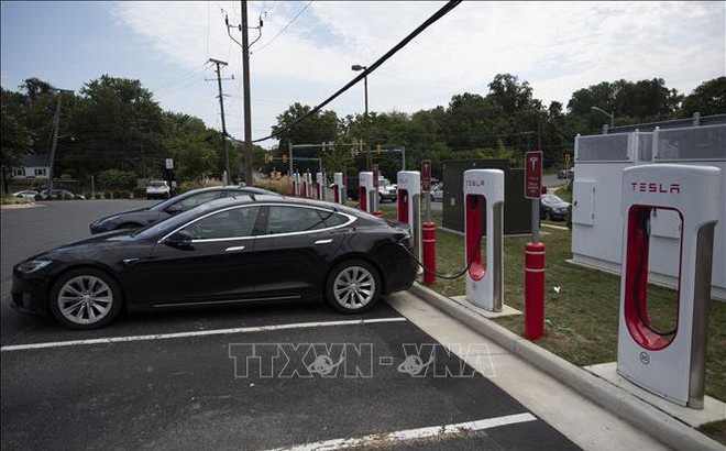 Xe điện của Tesla tại một trạm sạc điện ở Arlington, bang Virginia (Mỹ). Ảnh: AFP/TTXVN